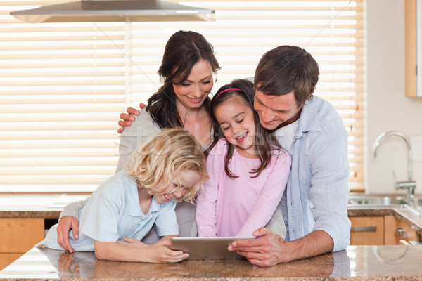 Família juntos cozinha feliz casa Foto stock © wavebreak_media