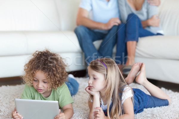 Stok fotoğraf: çocuklar · ebeveyn · izlerken · oturma · odası · bilgisayar