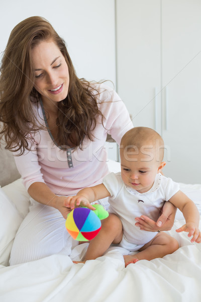 Stockfoto: Moeder · baby · vergadering · speelgoed · bed