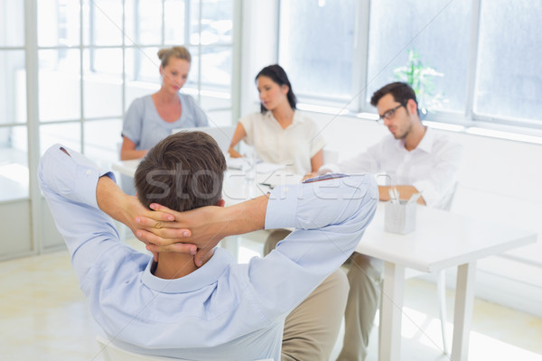 Foto stock: Casual · empresário · inclinando-se · para · trás · reunião · escritório · homem