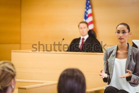 Judecător American Flag in spatele tribunal cameră drept Imagine de stoc © wavebreak_media