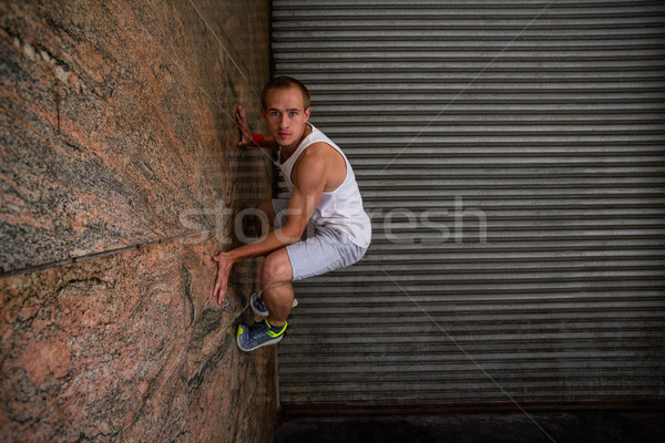 Stockfoto: Extreme · atleet · aangrijpend · muur · stad · gebouw