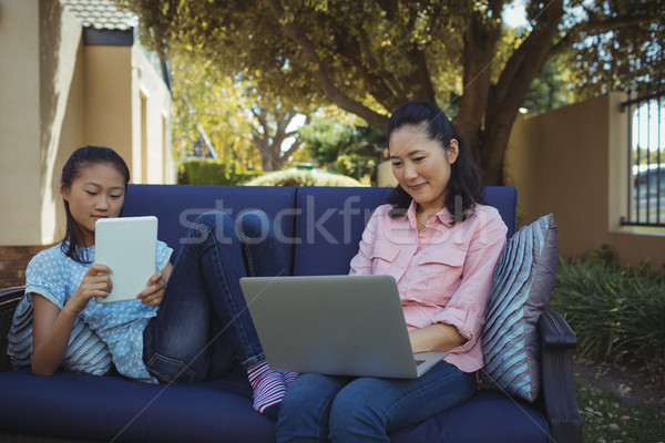 Stok fotoğraf: Anne · kız · dijital · tablet · dizüstü · bilgisayar · rahatlatıcı