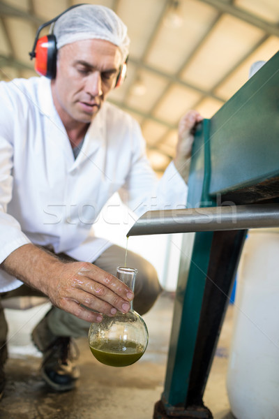 Técnico examinar aceite de oliva máquina fábrica negocios Foto stock © wavebreak_media