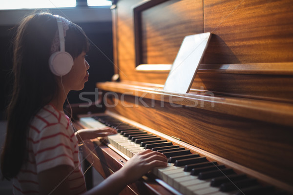 Kız bakıyor dijital tablet piyano Stok fotoğraf © wavebreak_media