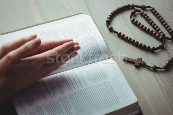 Nő imádkozik Biblia asztal könyv asztal Stock fotó © wavebreak_media