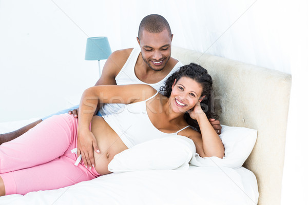 Foto stock: Retrato · mujer · embarazada · marido · cama · casa · sonrisa