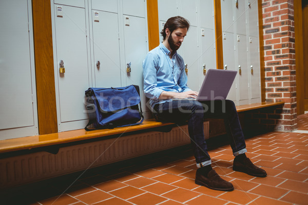 時髦 學生 使用筆記本電腦 門廳 大學 男子 商業照片 © wavebreak_media