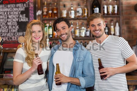Sorridere femminile amici vetro birra counter Foto d'archivio © wavebreak_media