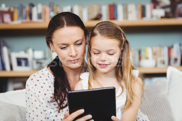 Stok fotoğraf: Anne · kız · dijital · tablet · kanepe · ev