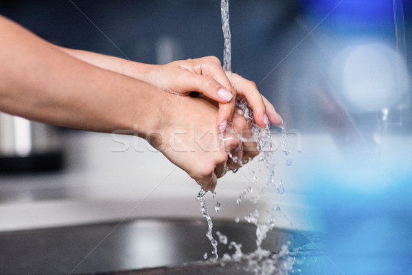 Afbeelding vrouw wassen handen keuken home Stockfoto © wavebreak_media