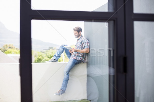 男子 坐在 陽台 數字 片劑 家 商業照片 © wavebreak_media