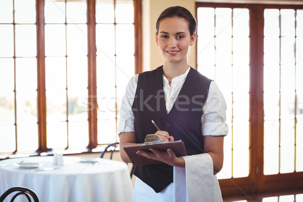 Kellnerin halten Zwischenablage Restaurant Frau glücklich Stock foto © wavebreak_media