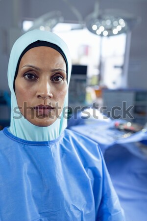 Sebész jelentés folyosó kórház olvas profi Stock fotó © wavebreak_media