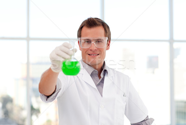 Zâmbitor om de ştiinţă tineri chimic mână Imagine de stoc © wavebreak_media