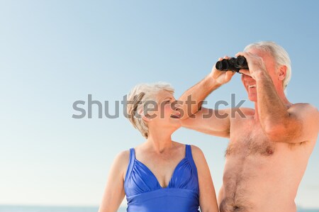 Senior homem pássaro assistindo praia azul Foto stock © wavebreak_media