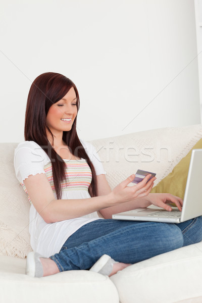 Stock foto: Hübsche · Frau · Sitzung · Sofa · Erzeugnis · Bezahlung · Internet