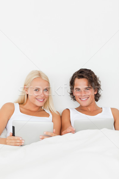 Portrait couple comprimé ordinateurs chambre ordinateur Photo stock © wavebreak_media