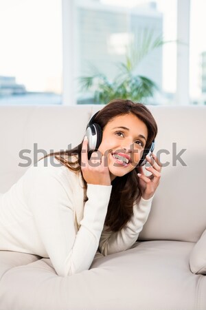 Frau Musik hören Wohnzimmer Lächeln glücklich Gesundheit Stock foto © wavebreak_media