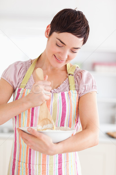 Gelukkig brunette vrouw cake keuken ei Stockfoto © wavebreak_media