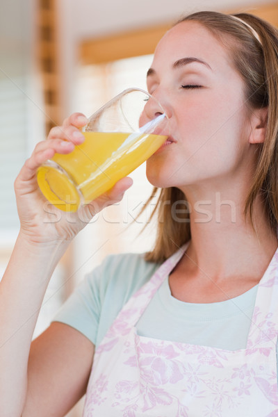 Portret zachwycony kobieta pitnej sok pomarańczowy kuchnia Zdjęcia stock © wavebreak_media