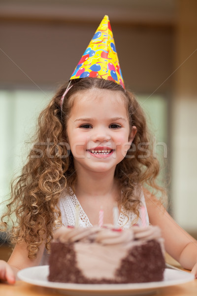 Sorridente menina fatia bolo comida festa Foto stock © wavebreak_media