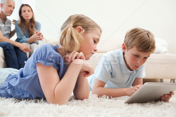 Kardeşler ebeveyn oturma odası sevmek Internet Stok fotoğraf © wavebreak_media
