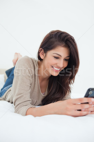 Foto stock: Tiro · mulher · sorrindo · telefone · mentiras · cama