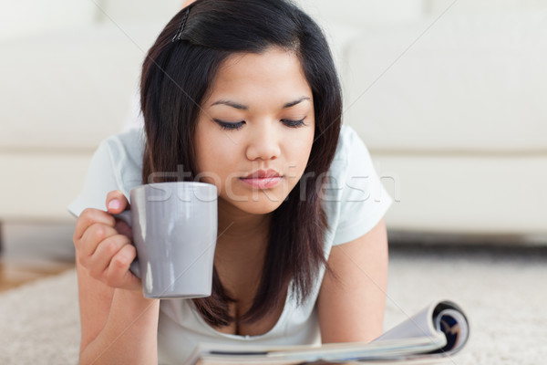 Frau halten mug Lesung Magazin Wohnzimmer Stock foto © wavebreak_media