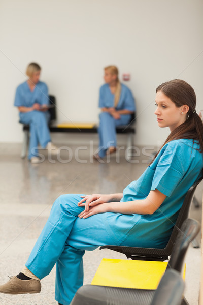 Zdjęcia stock: Stażysta · czeka · krzesło · szpitala · poczekalnia · kobieta