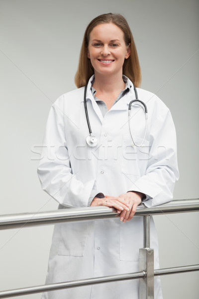 Feminino médico sorridente hospital Foto stock © wavebreak_media