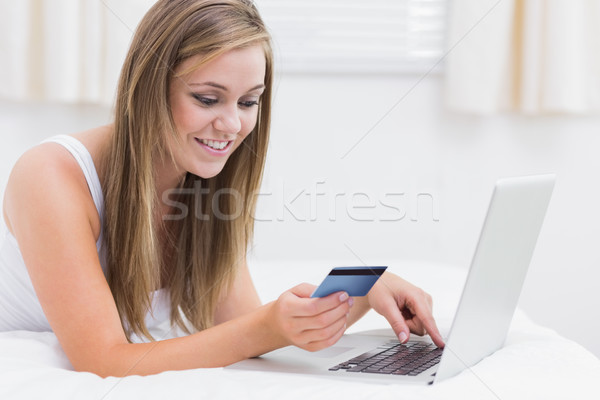Mooie vrouw creditcard web bed witte slaapkamer Stockfoto © wavebreak_media