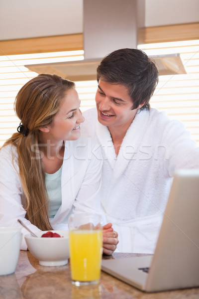 Stockfoto: Paar · naar · ander · met · behulp · van · laptop · ontbijt · gelukkig