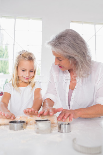 Stock fotó: Leányunoka · készít · kekszek · nagymama · konyha · boldog