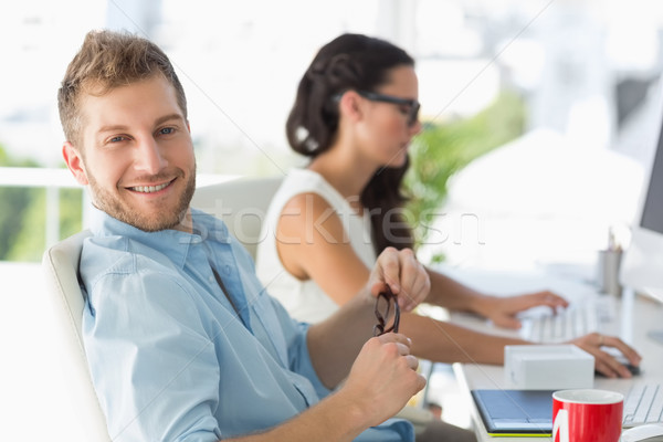 Foto stock: Atraente · estilista · sorridente · câmera · secretária · criador