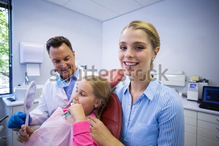 Mały chłopca uśmiechnięty kamery matka dentysta Zdjęcia stock © wavebreak_media