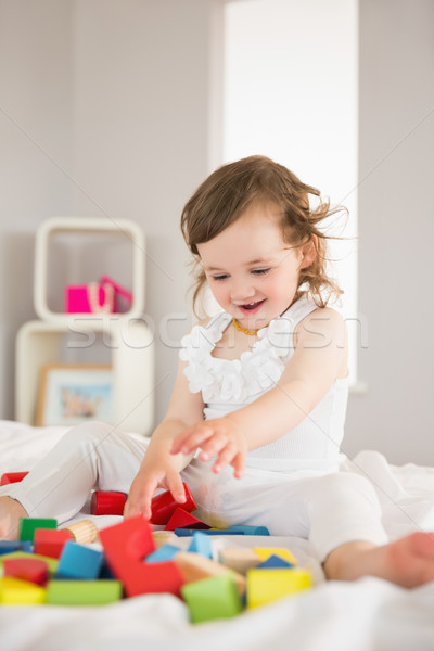 Cute meisje spelen bouwstenen bed meisje Stockfoto © wavebreak_media