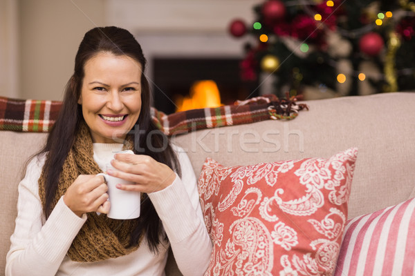 Souriant brunette chocolat chaud maison salon [[stock_photo]] © wavebreak_media