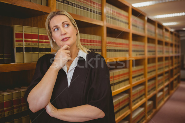 Foto stock: Sério · advogado · pensando · mão · queixo · biblioteca