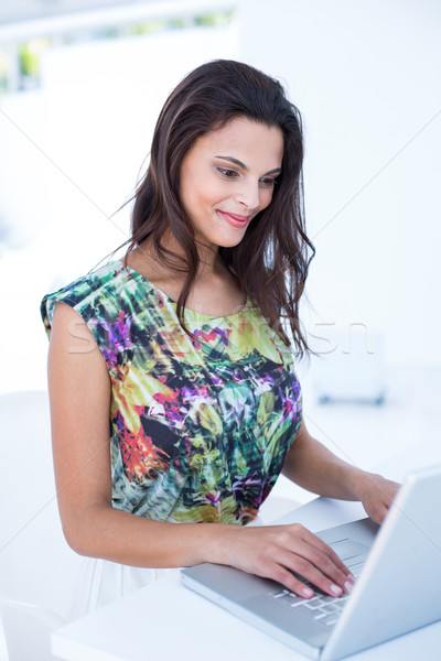 Sorridente belo morena usando laptop secretária computador Foto stock © wavebreak_media