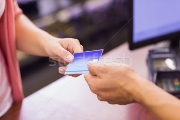 Frau Registrierkasse zahlen Kreditkarte Supermarkt Business Stock foto © wavebreak_media