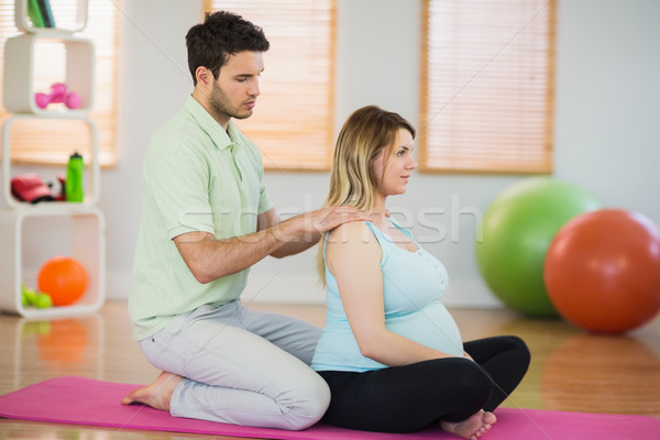 Masszőr üzenetküldés vállak terhes nő stúdió test Stock fotó © wavebreak_media
