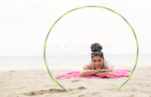 Glimlachende vrouw naar camera hoelahoep strand gelukkig Stockfoto © wavebreak_media