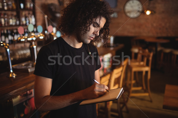 Foto stock: Jovem · barman · escrita · diário · pub · negócio