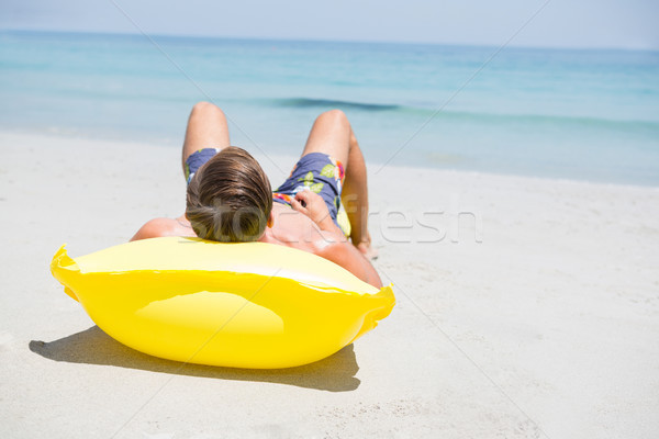 Hombre relajante piscina balsa playa sin camisa Foto stock © wavebreak_media