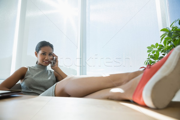 Stockfoto: Portret · glimlachend · uitvoerende · ontspannen · bureau · praten