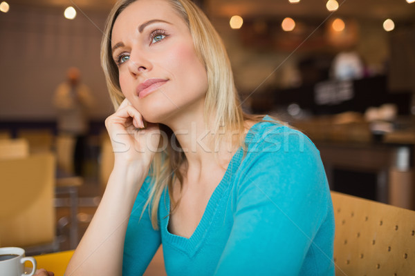 Nadenkend jonge vrouw vergadering cafe vrouw Stockfoto © wavebreak_media