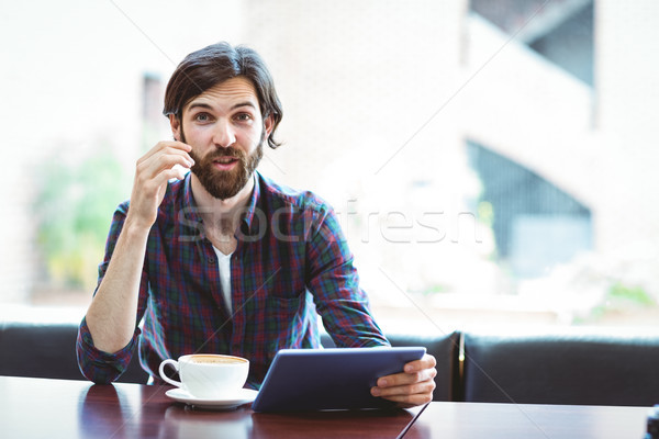 Hipszter diák tabletta étkezde egyetem férfi Stock fotó © wavebreak_media