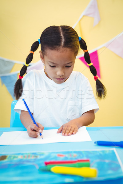 Zdjęcia stock: Koncentruje · dziewczyna · rysunek · papieru · biurko · szczęśliwy
