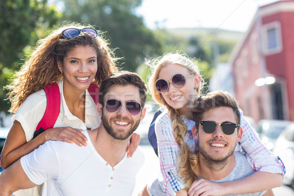 Stockfoto: Heup · mannen · Maakt · een · reservekopie · vriendinnen · straat